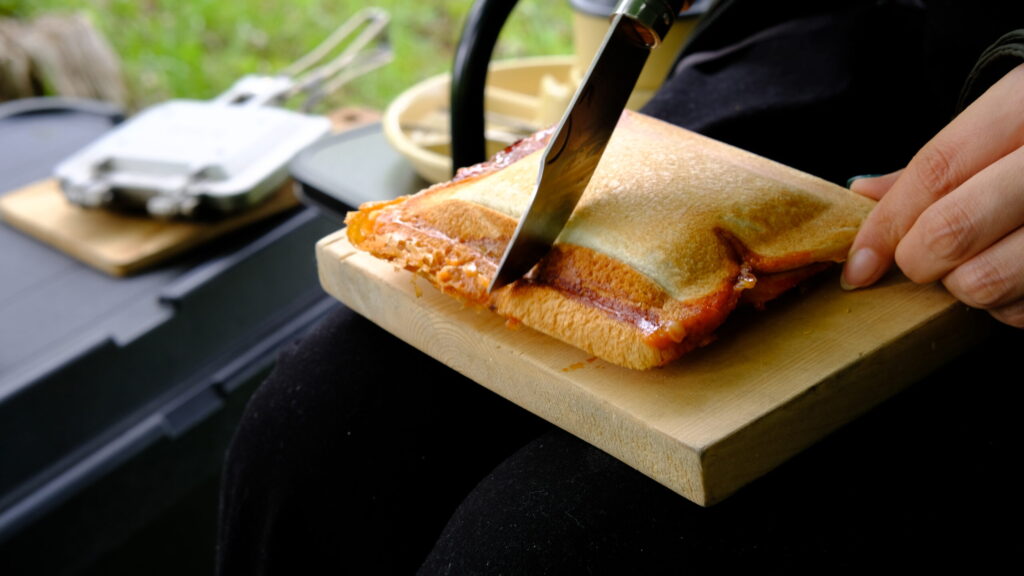 ハムチーズ玉子サンドを切る