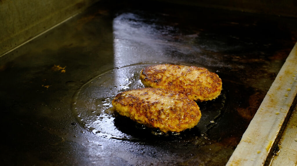 おやじのハンバーグ　調理風景