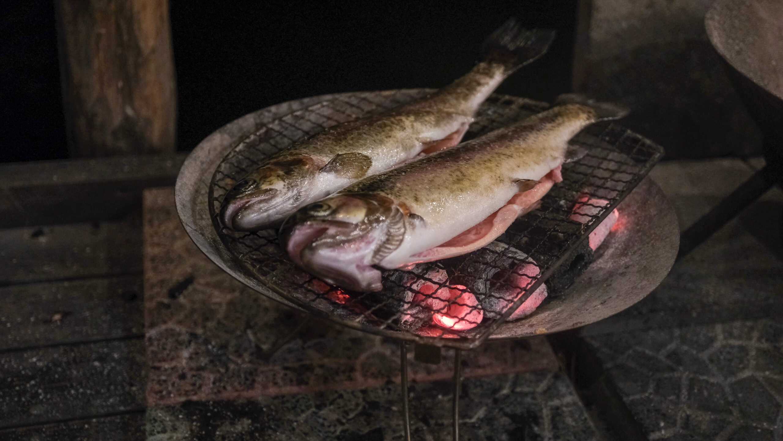 金精川のます池 ニジマスを焼く