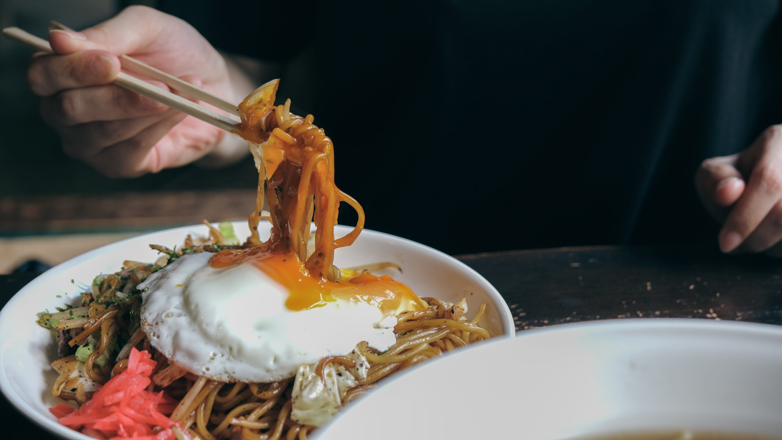 熊さんの村 焼きそばを卵に絡める