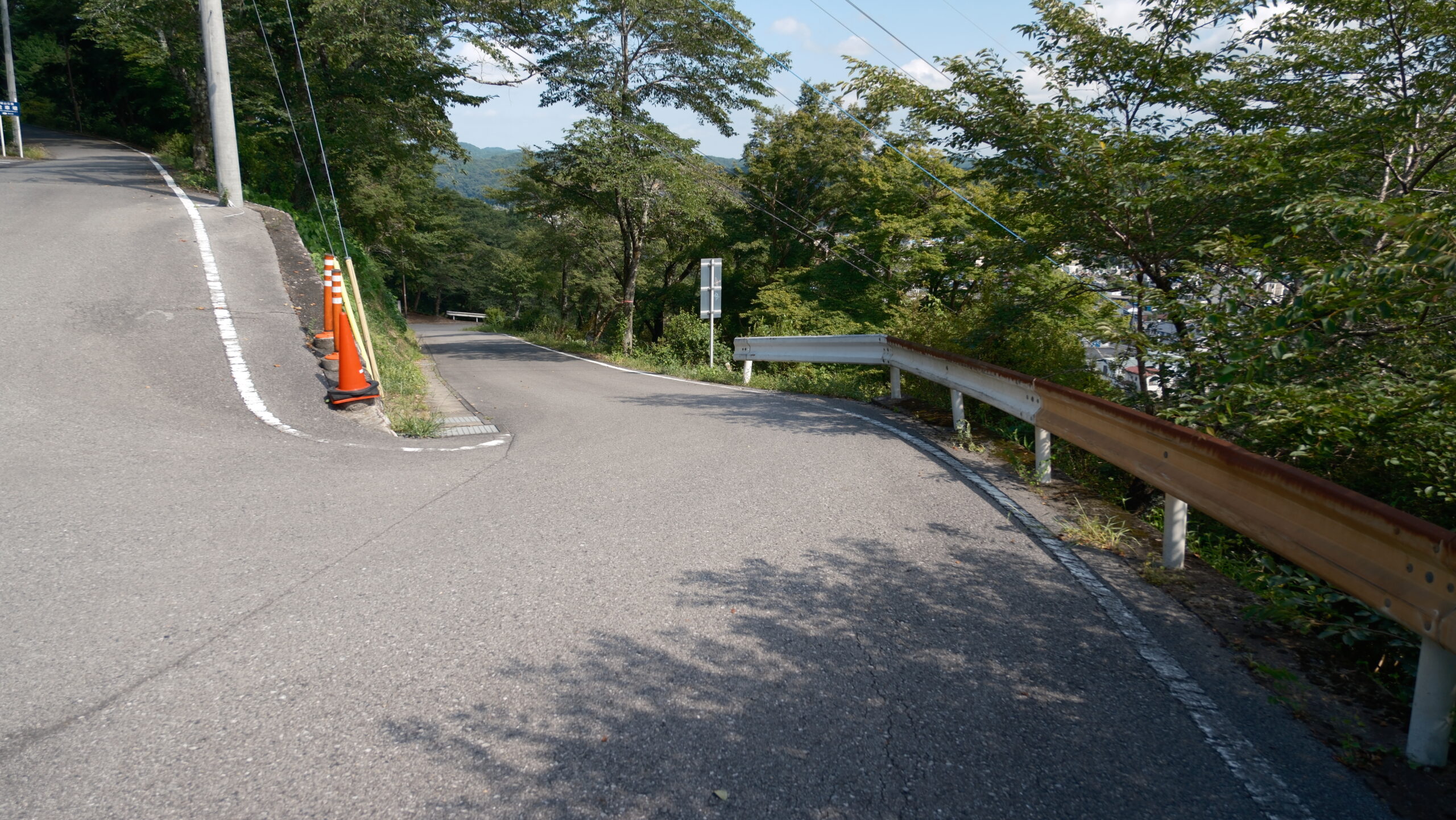 たばこ神社　坂道