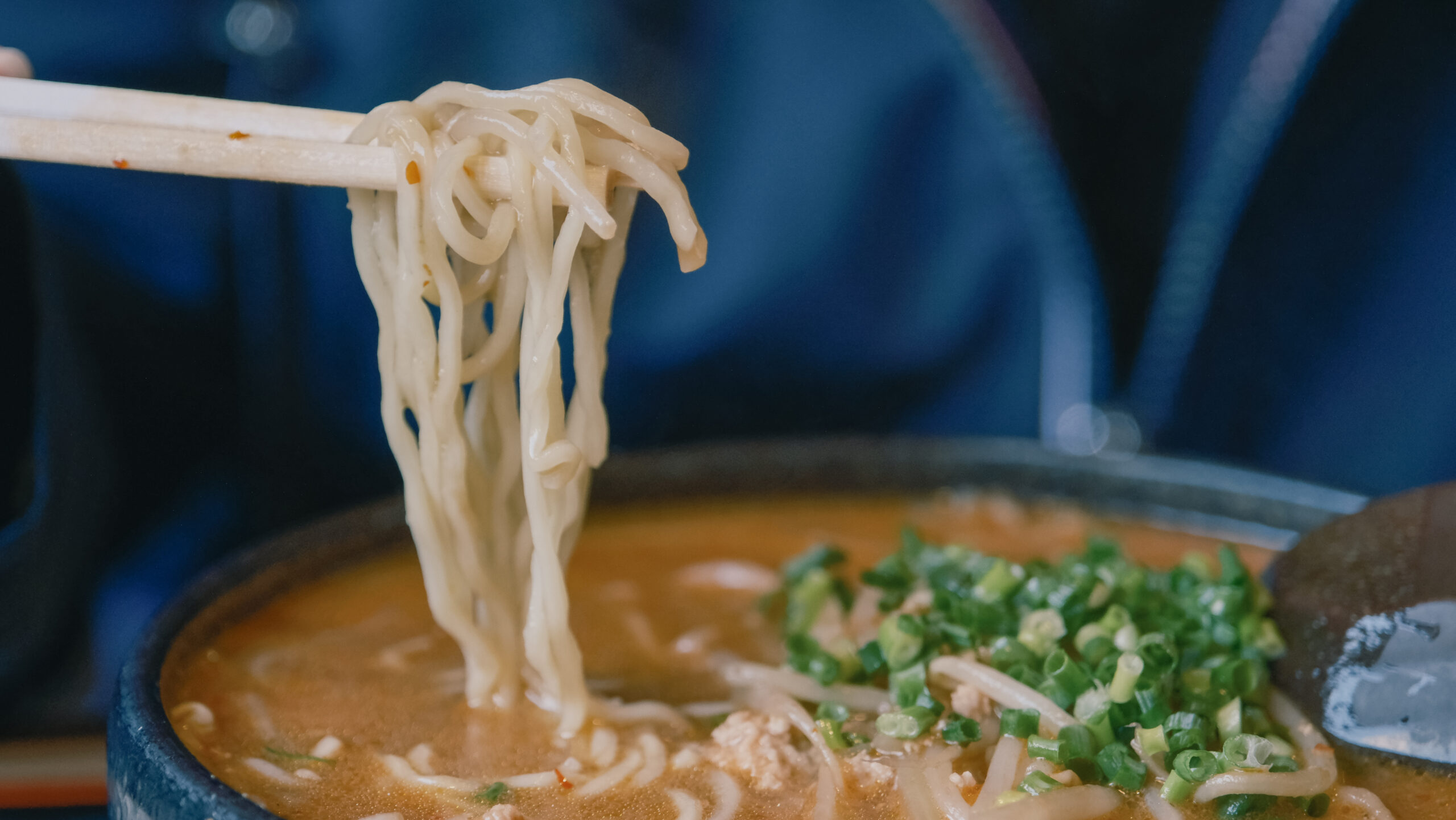 和風らぁめん いかり　味噌ラーメン　麺