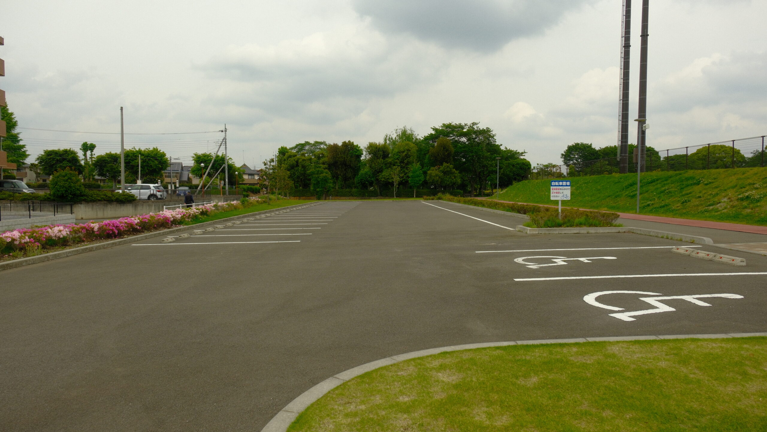 大松山運動公園　陸上競技場西側駐車場