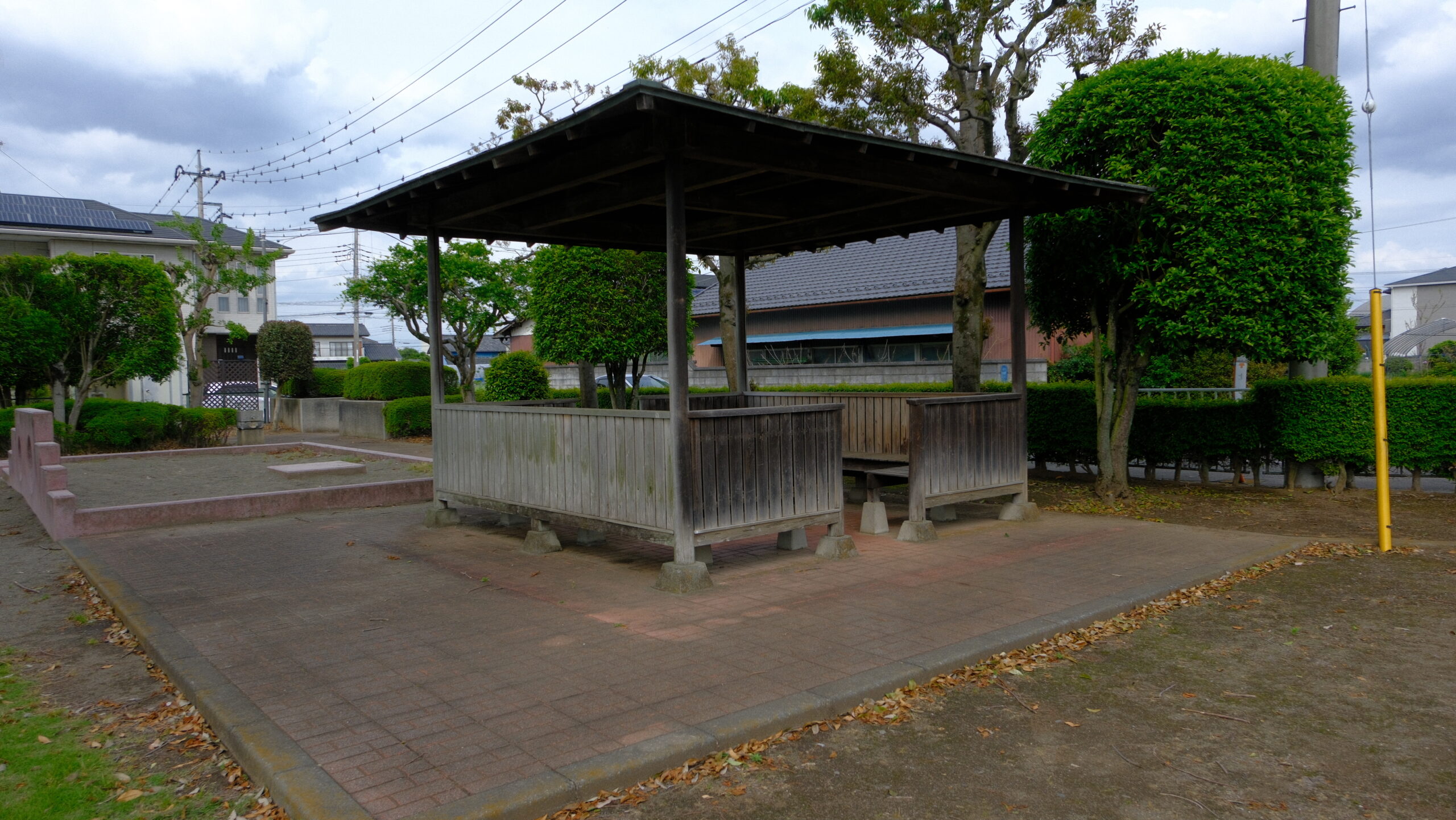 八竜神児童公園　四阿