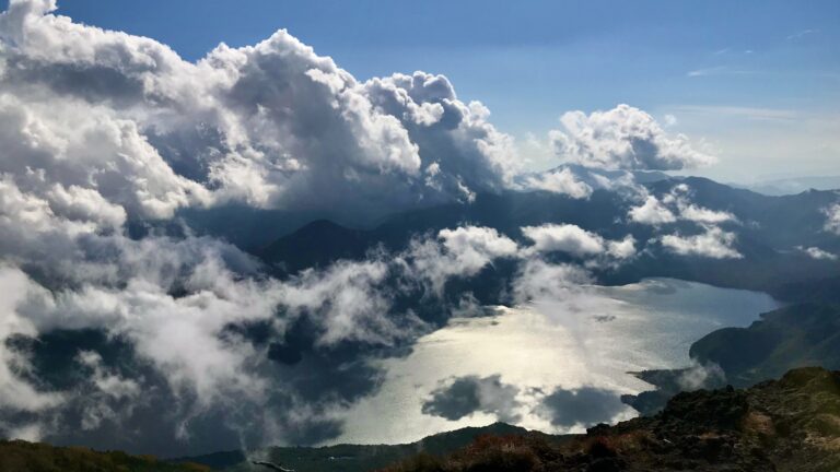男体山