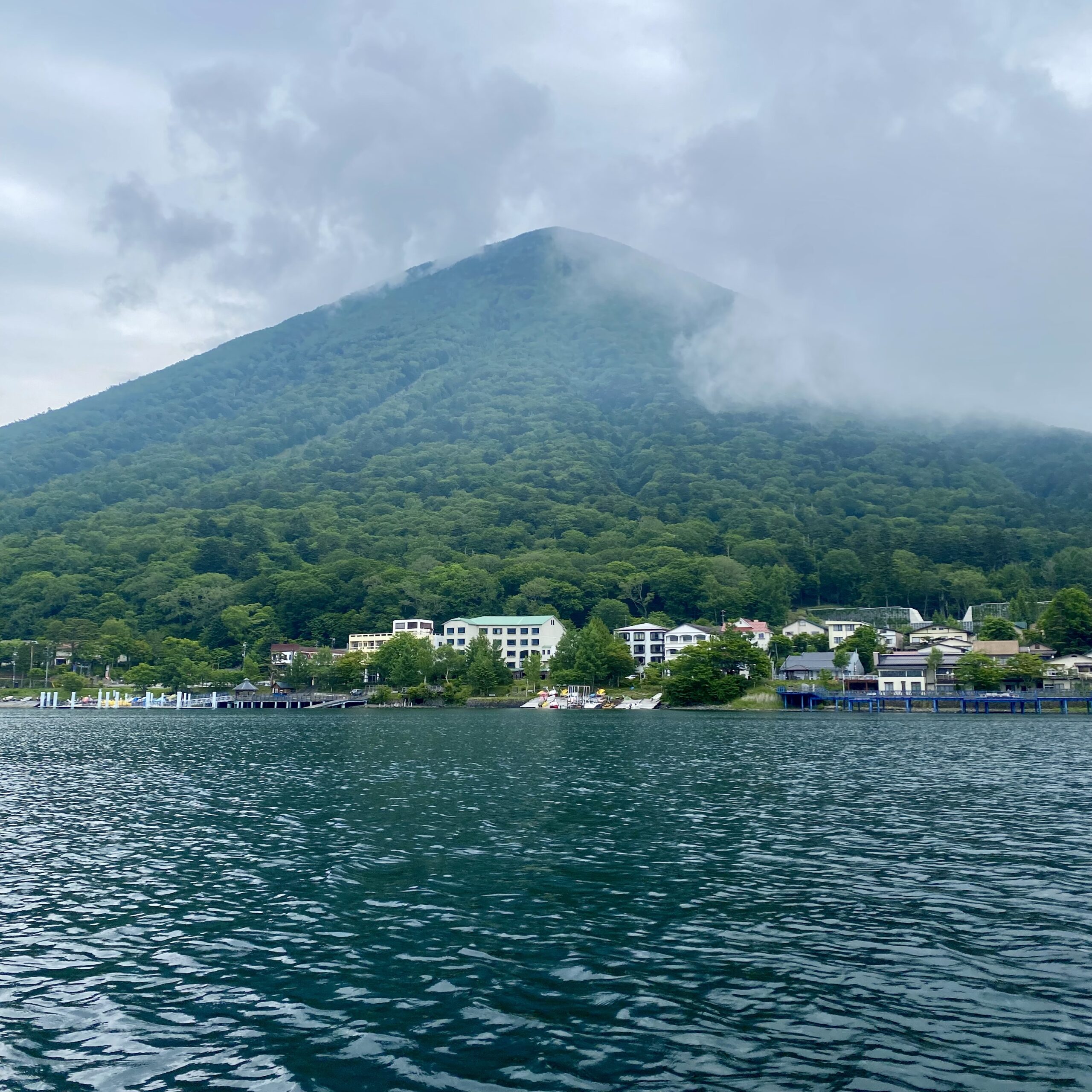中禅寺湖　男体山